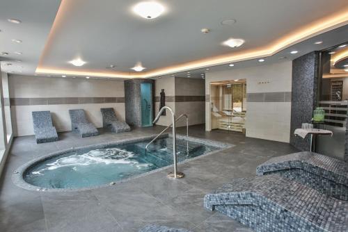 法纳姆Frensham Pond Country House Hotel & Spa的酒店客房内的按摩浴缸