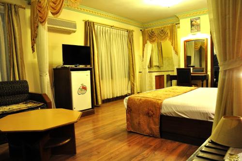 加德满都西藏宾馆的酒店客房设有床和客厅。