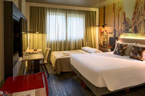 诺富特库里提巴巴特尔酒店客房内的一张或多张床位