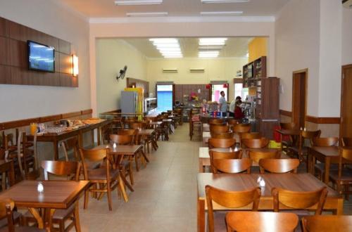 亚瓜龙阿蒂塞恩酒店的一间摆放着木桌和椅子的餐厅
