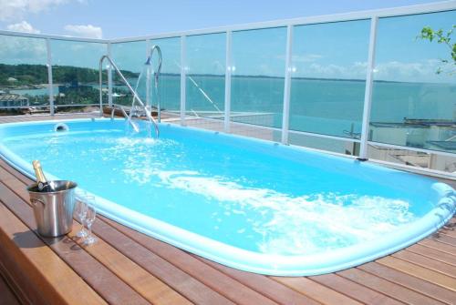 伊利利群岛迎风宾馆的游轮甲板上的热水浴池
