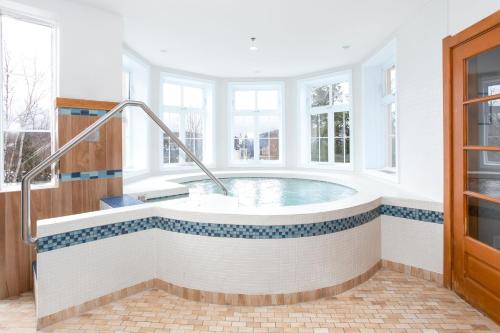 蒙特朗布朗德拉蒙塔涅旅舍的带浴缸和窗户的大浴室