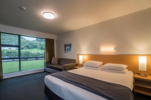 格雷默斯格雷茅斯阿什利酒店的酒店客房设有一张床和一个大窗户