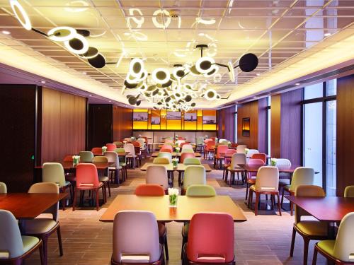 珠海珠海诚丰广场希尔顿欢朋酒店的用餐室配有桌椅