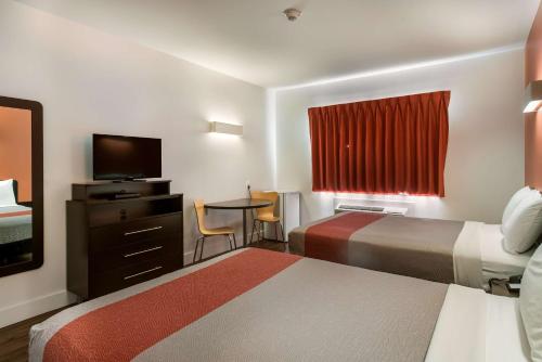 J＆R汽车旅馆客房内的一张或多张床位