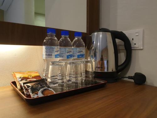 加央Ants Hotel的桌子上装有瓶装水的托盘