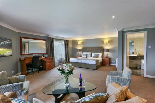 利文赫斯斯托克纳尔昂德酒店、高尔夫球和Spa的酒店客房设有床和客厅。