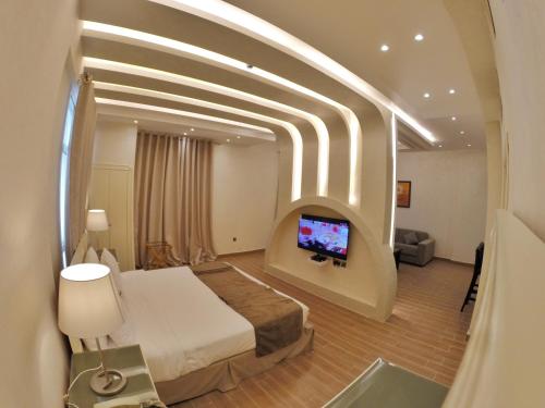 多哈公园酒店的配有一张床和一台平面电视的酒店客房