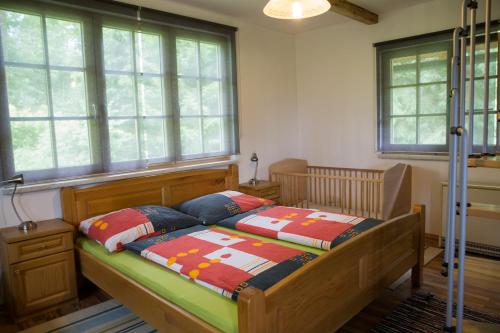 GreisdorfBuschenschank Ofnerpeter的一间卧室配有一张带两个枕头的床