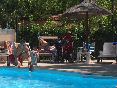 托雷德尔格拉戈普奇Brevar - Toscane的一群人在游泳池玩耍