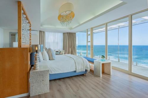 维德尼斯维尔斯精致水疗酒店的一间卧室设有一张床,享有海景