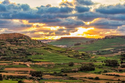 沙拉Ghajn Damma的日落时分享有绿色山谷的景致