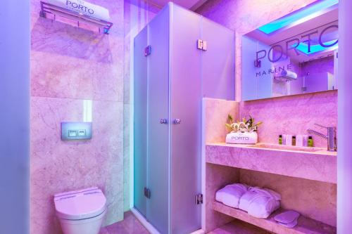 帕拉塔蒙Porto Marine Hotel的粉红色的浴室设有卫生间和淋浴。