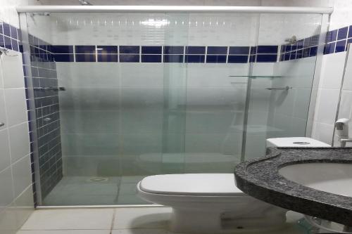 北茹阿泽鲁Juazeiro Residence Hotel的带淋浴、卫生间和盥洗盆的浴室