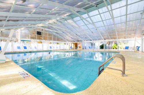 默特尔比奇Country Club Villas by Capital Vacations的蓝色海水大型室内游泳池