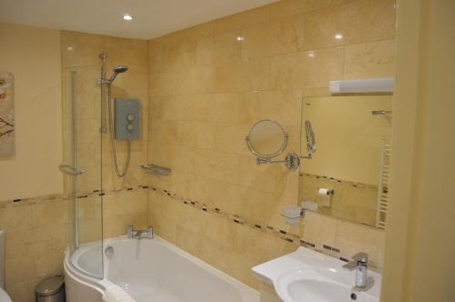 因弗内斯内斯景观公寓的带浴缸、水槽和镜子的浴室