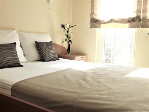 斯拉沃尼亚布罗德中央酒店客房内的一张或多张床位
