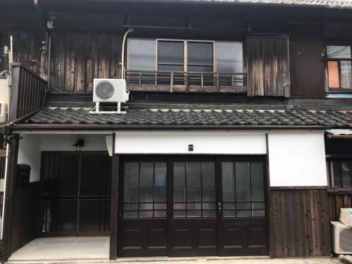 泉佐野Izumisano - House / Vacation STAY 10866的一座建筑,上面有一扇风扇门