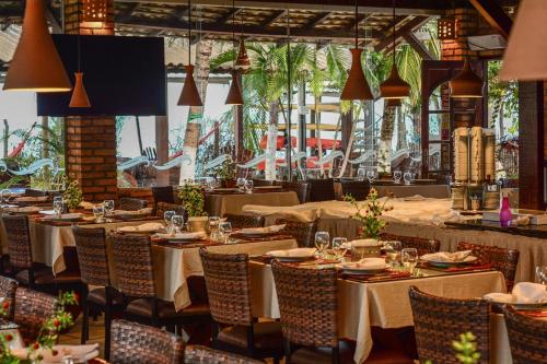 马拉戈日英科特露达斯阿瓜旅馆的一间在房间内配有桌椅的餐厅