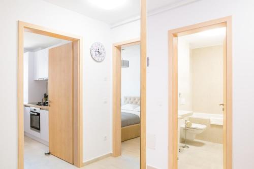 布拉索夫Apartament 4Tourists 2的客房设有一张床和一间带镜子的浴室