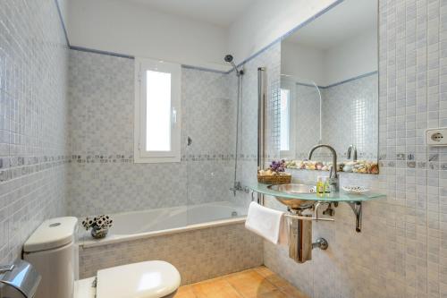 圣卡洛斯Villa Can Ameler的带浴缸、盥洗盆和卫生间的浴室