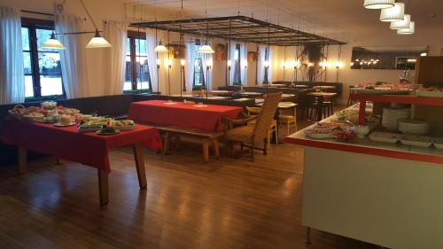 哈格福什Råda Hotel的一间带桌椅的餐厅以及一间自助餐