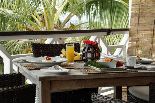 努库阿洛法海景餐厅山林小屋的一张木桌,上面放着食物盘