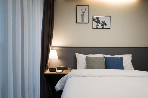 新松潭酒店客房内的一张或多张床位