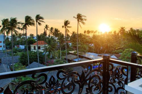 美奈PHAM GIA HOTEL Mui Ne的从棕榈树度假村的阳台可以欣赏到风景