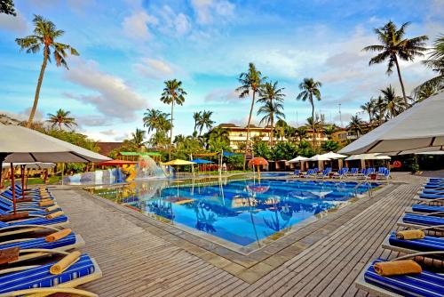 普拉玛沙努尔海滩巴厘岛酒店内部或周边的泳池