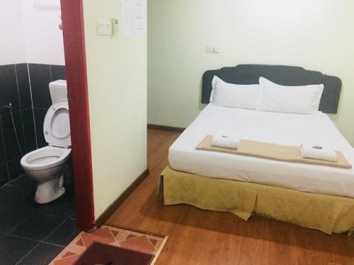 宋溪双溪丝丽麦丽木酒店的一间卧室配有一张床,一间卫生间位于客房内