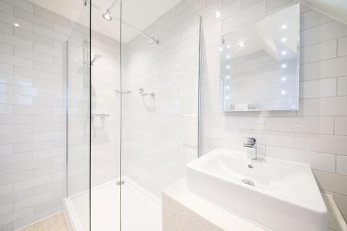 伯明翰Toby Carvery Birmingham by Innkeeper's Collection的白色的浴室设有水槽和淋浴。