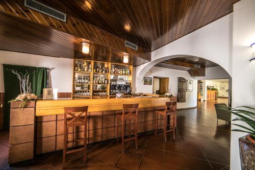 埃尔萨谷口村拉维起亚卡迪拉酒店的餐厅内的酒吧设有木制天花板