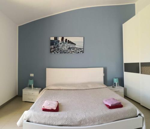 GibaVilla Carrubbedda的一间卧室配有一张大床,上面有粉红色的毛巾