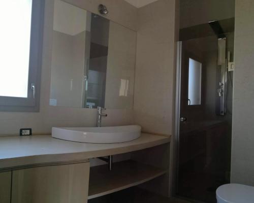 GibaVilla Carrubbedda的一间带水槽、镜子和淋浴的浴室