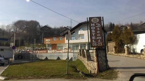 Novi TravnikMotel/Hostel Dreams的路旁酒店标志