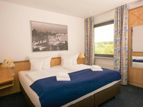 汉诺威NEAR BY酒店的一间设有大床和窗户的酒店客房