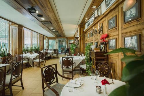 第比利斯维诺特尔精品酒店的餐厅设有桌椅和木墙