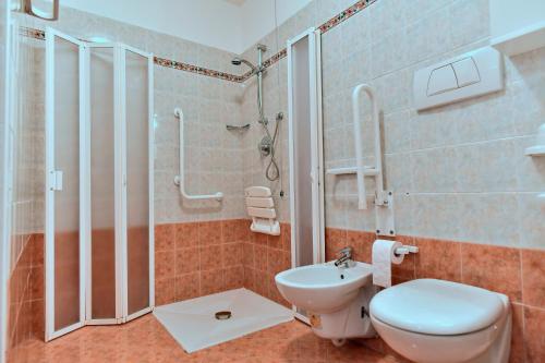 迪马罗Agriturismo Fantelli Nicola的带淋浴、卫生间和盥洗盆的浴室