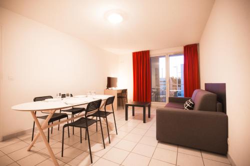 阿维尼翁阿维尼翁城市公寓（5 Epi）的客厅配有桌椅和沙发