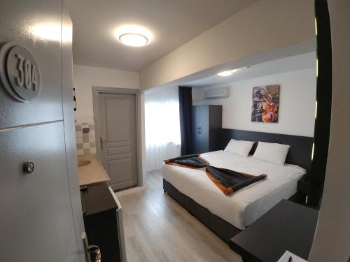 伊斯坦布尔ATABAY SUiT OTEL的配有床和书桌的酒店客房