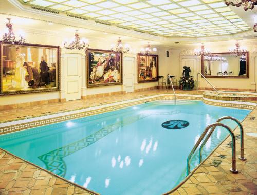 滨湖尼亚加拉威尔斯王子酒店的大房间的一个大型游泳池