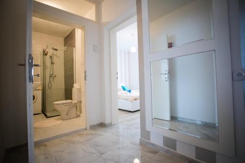 拉克塔希Guest house PiN的一间带卫生间和淋浴的浴室以及一间带水槽的浴室。