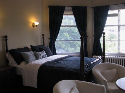 汉密尔顿McBayne House的一间卧室设有一张床和一个大窗户