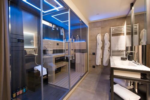 布勒伊-切尔维尼亚冰雪王子酒店的一间带玻璃淋浴和水槽的浴室