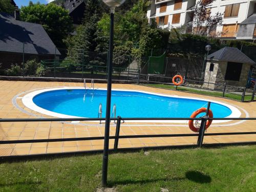 坎弗兰克埃斯塔西翁PASEO DE LOS AYERBE Nº5的一个带轻杆的庭院里的一个大型游泳池