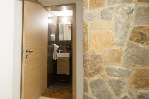 布鲁塞尔健康公寓酒店的一间带石墙的浴室
