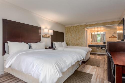 BerryvilleFairway Inn的酒店客房设有两张大床和一张书桌