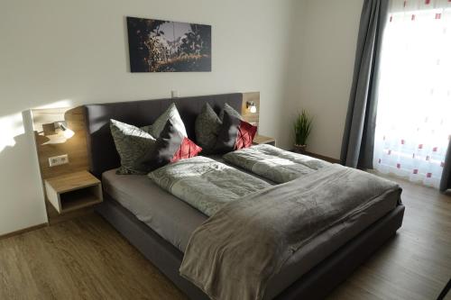 巴德米滕多夫Haus Brunner的客厅配有带枕头的沙发。