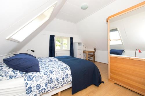 羊角村Giethoorn Lodge的一间卧室配有床和水槽